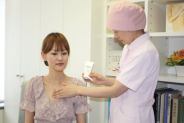 麻酔クリームを塗る様子