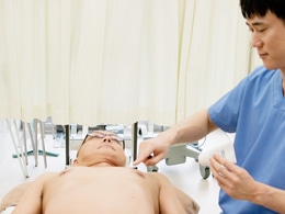 麻酔クリームを塗る様子